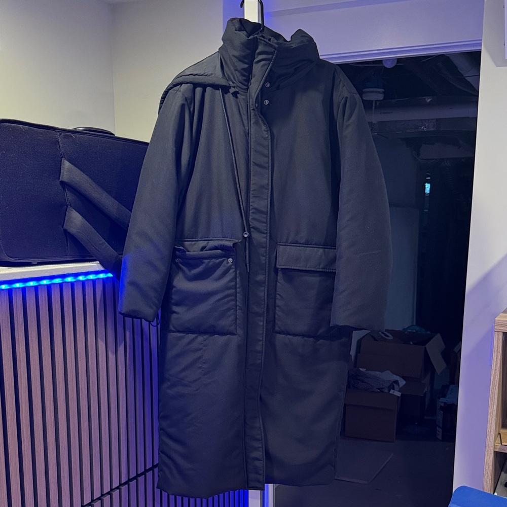 Like new Zella padded duffle coat. Oversized fit, side M. Black. Removable hood